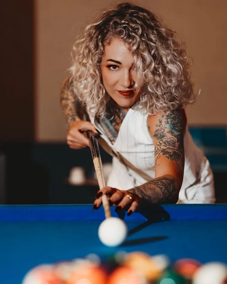 Julie Verrons concentrée sur une partie de billard